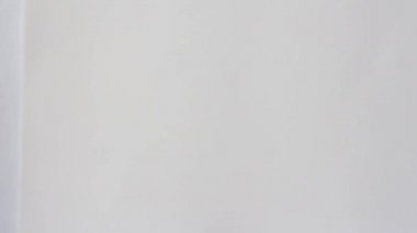 Bir elinde işaret diliyle iki parmağını kaldıran bir kadın. Şans dileyin..