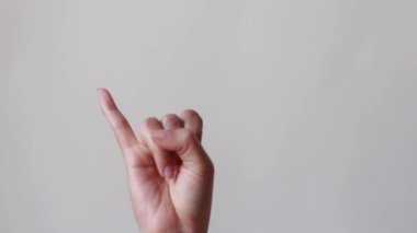 Kadın sözü işareti, elleri sıkılmış, küçük parmağı beyaz arka planda..