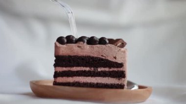 Ev yapımı çikolatalı pasta yiyorum. Kekten çatalla ısırmak.