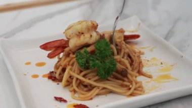 Tom Yam Kung Spaghetti beyaz tabakta. Füzyon Tayland yemeği ve İtalyan yemeği.