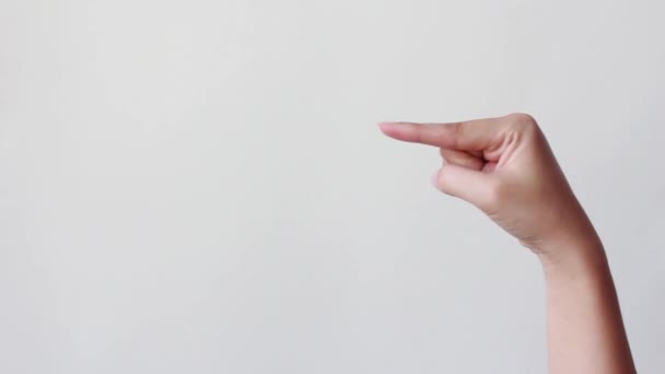 Kadın Işaret Parmağı Beyaz Arkaplanı Işaret Ediyor Kopya Alanı — Stok video
