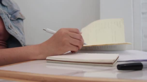 Vrouwelijke Hand Met Potlood Schrijven Notitieboek Vrouw — Stockvideo