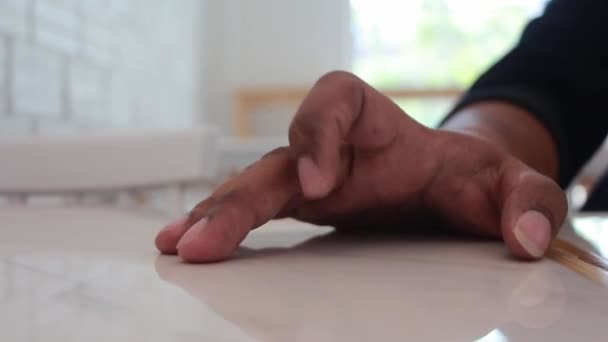 Чоловік Кидає Палець Стіл — стокове відео