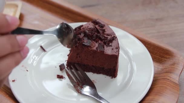 Mangiare Torta Cioccolato Fatta Casa Prendendo Morso Della Torta Con — Video Stock