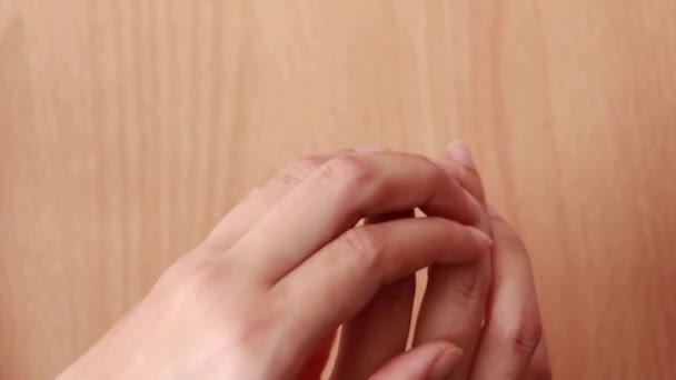 Giovane Donna Grattando Prurito Sulle Mani — Video Stock