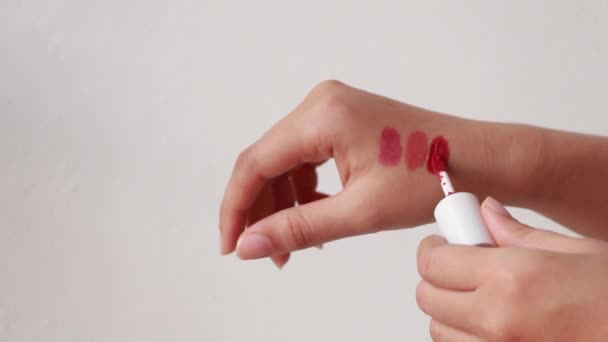 Годинники Губ Руці Жінки Білому Тлі — стокове відео