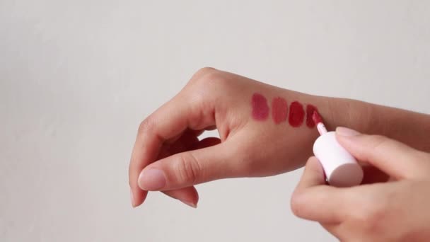 Éclats Rouge Lèvres Sur Main Femme Sur Fond Blanc — Video