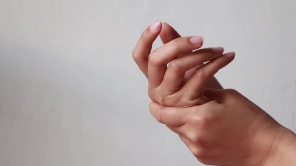 Νεαρή Γυναίκα Που Υποφέρει Από Πόνο Στις Αρθρώσεις Χεριών Και — Αρχείο Βίντεο