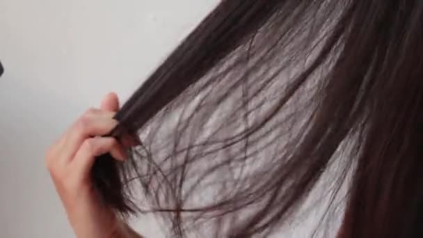 Jeune Femme Asiatique Avec Peigne Sur Fond Blanc Gros Problème — Video