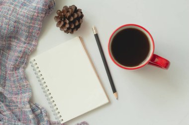 Sonbahar yaşam tarzı konsepti, boş defter ve beyaz arka planda sonbahar kozalaklı kahve.
