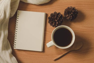 Boş defter ve kahvenin üst görünümü, natürmort. Retro filtre efekti.