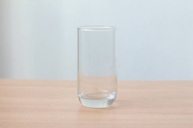 Ahşap masada boş bardak..