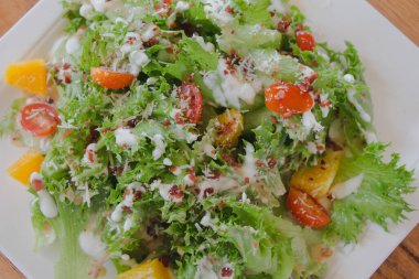 Çıtır jambonlu taze sebze salatası..