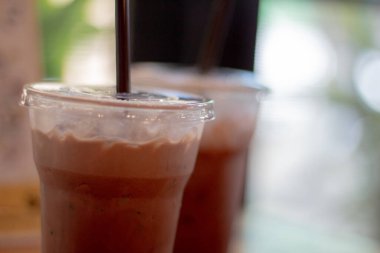 Plastik bardaktaki soğuk çikolatayı kapat..