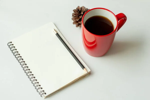 Taccuino Carta Bianca Con Tazza Caffè Rosso Sfondo Bianco — Foto Stock