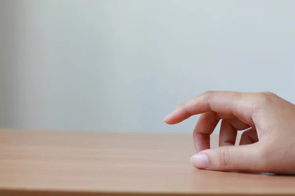 Mulher Mão Dedo Batendo Mesa — Fotografia de Stock