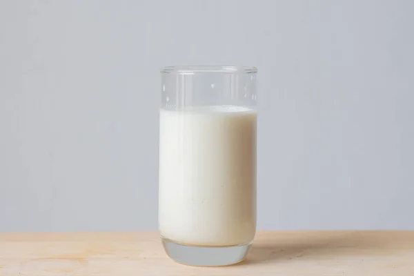 Zamknąć Mleko Szklance Stole Nad Withe Tła — Zdjęcie stockowe