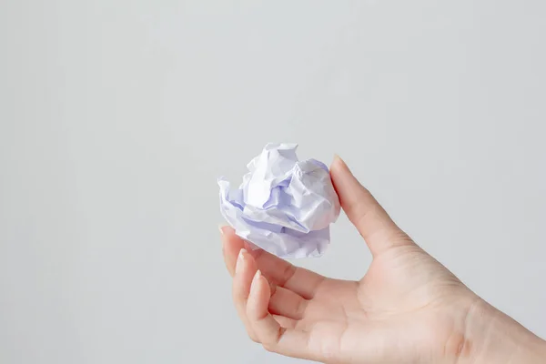 Kadın Elinin Üzerine Buruşmuş Kağıt Top — Stok fotoğraf