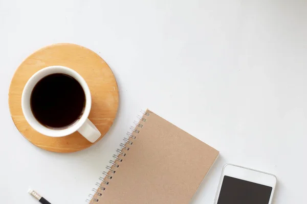 Creativo Plano Café Con Portátil Teléfono Inteligente Escritorio Blanco Con —  Fotos de Stock