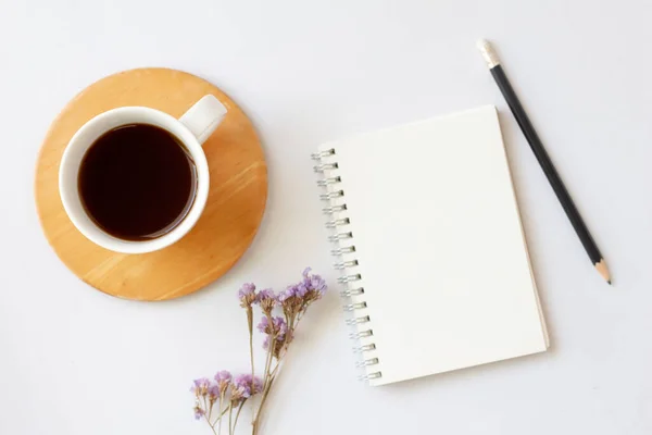 Colocação Plana Criativa Café Com Notebook Mesa Branca Com Espaço — Fotografia de Stock