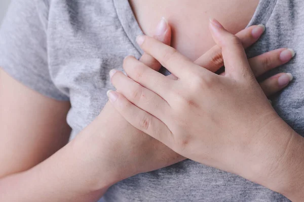 Mujer Que Sufre Dolor Pecho Ataque Corazón Salud Concepto Médico — Foto de Stock