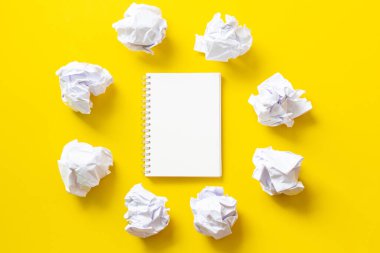 İlham konsepti, sarı zemin üzerinde boş kağıt olan buruşmuş kağıt..