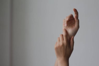 Kopya yeri olan güzel kadın elleri. Spa ve manikür konsepti..