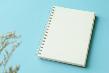 Mavi arkaplanda boş bir defter.