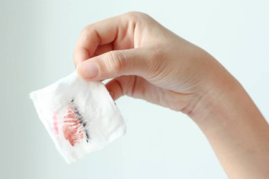 Makyajlı su, tonik ve pamuk pedi.