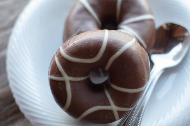 Beyaz tabakta çikolatalı çörek..