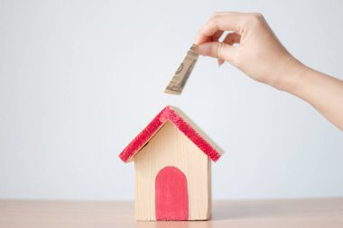 Ev modeliyle el ele tutuşmak. Tasarruf konsepti, konut geliştirme veya toplum içinde yeni ev,