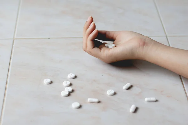 Mano Con Pillole Sul Pavimento Donna Suicidio Prendendo Farmaci Overdose — Foto Stock