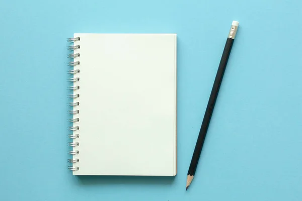 Mavi arkaplanda defter ve kalem