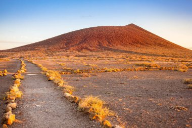 Güzel gün batımı ve Montana Roja Dağı, Tenerife, Kanarya Adası