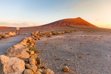 Güzel gün batımı ve Montana Roja Dağı, Tenerife, Kanarya Adaları, İspanya