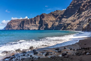 Atlantik Okyanusu kıyısındaki kayalıklar ve sahil taşları, Los Gigantes, Tenerife, Kanarya Adaları, İspanya