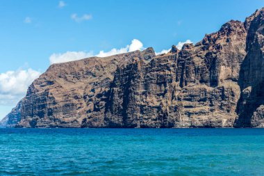 Atlantik Okyanusu kıyısındaki kayalıklar ve sahil, Los Gigantes, Tenerife, Kanarya Adaları, İspanya