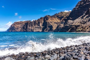 Atlantik Okyanusu kıyısındaki kayalıklar ve sahil taşları, Los Gigantes, Tenerife, Kanarya Adaları, İspanya