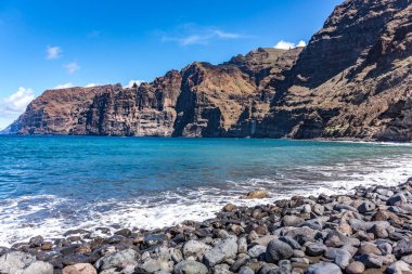 Günbatımında okyanus kıyısında taşlar - Los Gigantes, Tenerife, Kanarya Adaları, İspanya