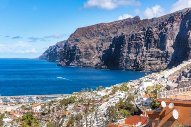 Atlantik Okyanusu kıyısındaki Black Cliffs, Los Gigantes, Tenerife, Kanarya Adaları, İspanya