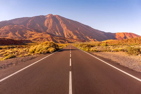 Carretera vacía al atardecer, Parque Nacional El Teide. Islas Canarias, España — Foto de Stock