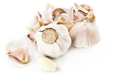  Beyaz arkaplanda taze sarımsak var.