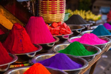 Pazarda Hint Holi renkleri