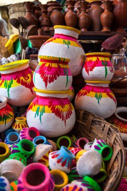 Renkli kil kaplar. Çamur modelliği