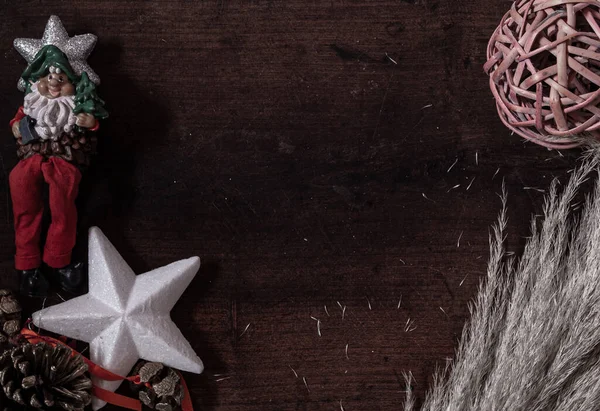 Koyu ahşap arka planı olan rustik noel kartı.