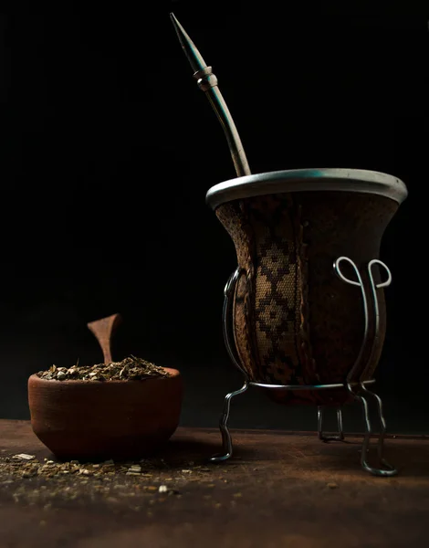 Porongo 'da, siyah arka planda ahşap bir kaseyle servis edilen yeba arkadaşı.