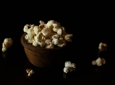 Patlamış mısırlı kase ya da arka planda kırsal patlamış mısır.