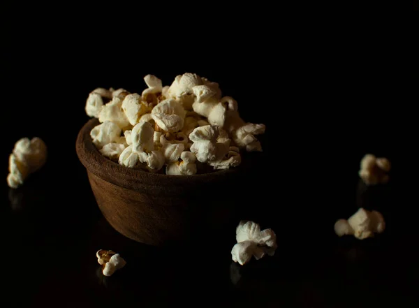 Patlamış mısırlı kase ya da arka planda kırsal patlamış mısır.