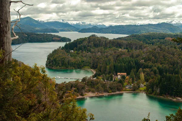 Bulutlu bir bahar gününde gölün ve ormanın kıyılarının burun dalış manzarası