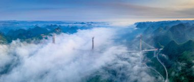Pingtang Köprüsü, Guizhou, Çin, insansız hava aracı, bulut denizi şu anda dünyanın en yüksek güçlendirilmiş beton köprü kulesi.